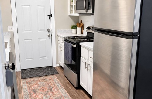 Sweetbriar Apartment | SOCO 2BDR-Shoping, Dining, Music - Apartment