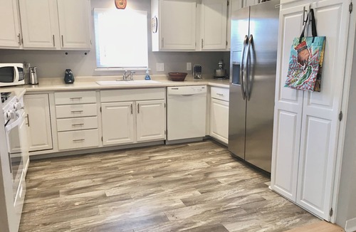 Alamedan Valley House | Spacious Family Retreat 4brm Sleeps 10 Parkside Quiet Los Ranchos Oasis