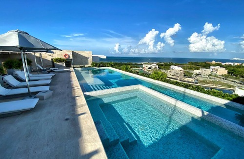 Zona Hotelera Apartment | Spacious 3-bedroom apartment in beautiful Cancún with AC, Gym and rooftop Pool