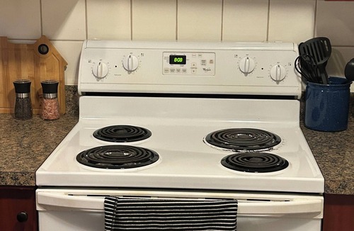 Walnut Grove House | Spacious & bright 2 bedroom suite with full kitchen and in-suite laundry!