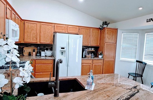 Reno/Tahoe Airport House | Spacious Home , King Bed, Chef’s Kitchen Near UNR, Downtown & Convention Center