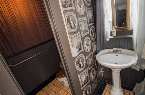 Pullman House | Spacious House Downtown Pullman- Sleeps up to 16