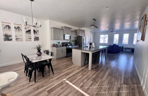 American Fork House | Spacious, modern 4-bedroom townhome w/AC near Ski/Snowboarding Resort