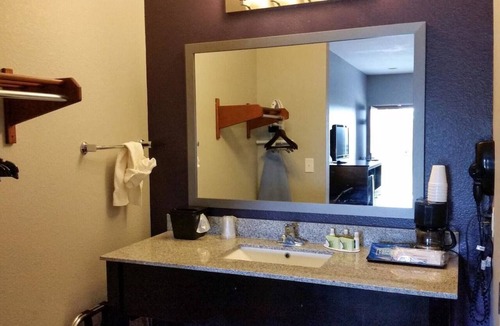 Beeville Hotel | Studio w/Kitchenette & Space for Pets Near Coastal Bend College