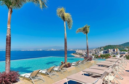 South Shore Hotel Area Apartment | Stunning 4200sqft Oceanfront Oasis - MaxwellPV
