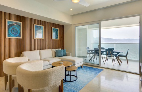 Las Glorias Apartment | Stunning Beachfront with Rooftop Pool, Gym Balcony