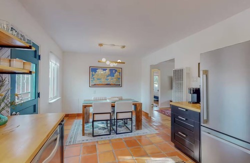 Highland Business House | Stylish 2bd/1ba + Office & Yard