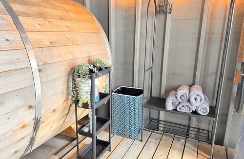 Tiny Cottage | Stylish Sandy Beach 4-Bed Waterfront