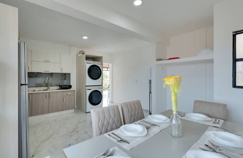 Cuernavaca House | Stylish & Spacious Unit w/Deck in Cuernavaca