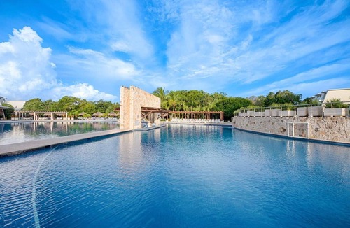Downtown Cancun Resort | Suite with whirlpool and balcony at Grand Sirenis on the Riviera Maya