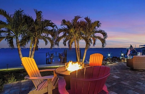 Caloosahatchee House | The Boat House · Riverfront · Heated Pool & Spa · Tiki Bar · Sleeps 10