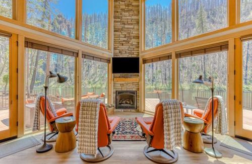 Vida House | Unique riverfront home & cabin with amazing views deck & W&D - dog-friendly