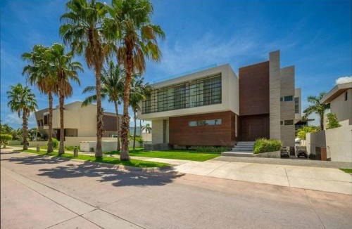 Zona Hotelera Villa | Unique Villa Miramar in Los Canales