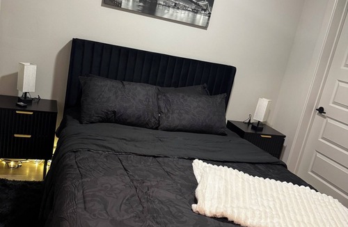 Deep Ellum Apartment | Velvet Nights Dallas/90s Vibe Luxury Apartment in Deep Ellum! WORLD CUP READY