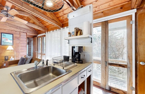 Bethany Beach Cottage | Vintage cottage by the beach with AC, furnished deck, grill, & washer/dryer