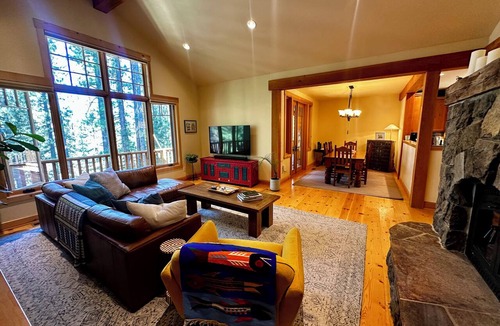 Graeagle House | Walk to Downtown Graeagle, Mill Pond & Pickleball