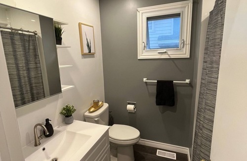 Peterborough House | West End PTBO-Modern Spacious 2bdrm Apt- Relaxing!