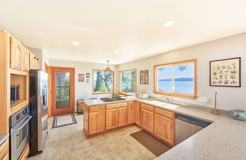 Long Beach House | WOW Views, Oversized Deck, Luxurious (KBay)