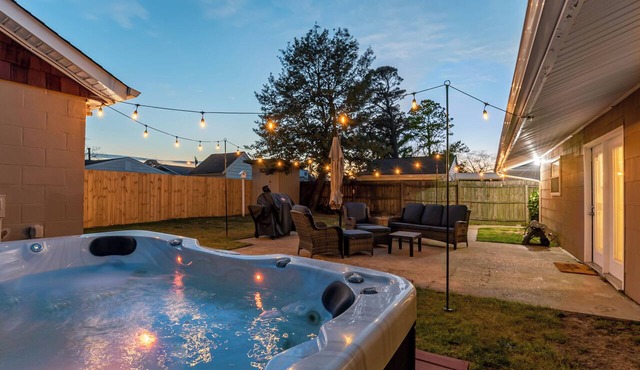 1 Block to Beach Hot Tub Fire Pit Game Room in Norfolk