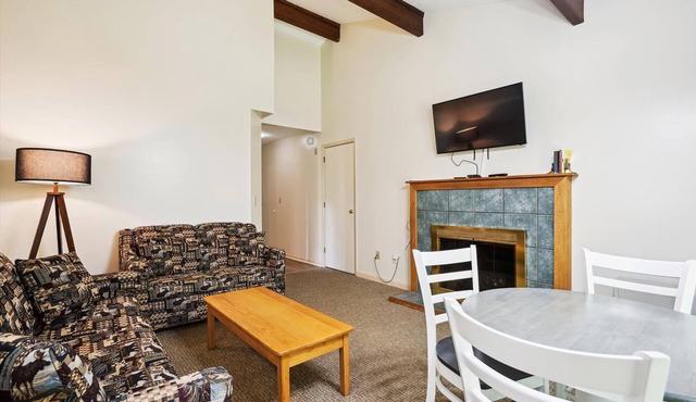 106 One bedroom Queen Suite on the 1st floor w/outdoor heated pool in Killington