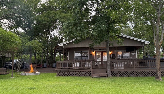 2 separate homes on one private lot with 5 bedrooms, swimming pier and more in Thornton