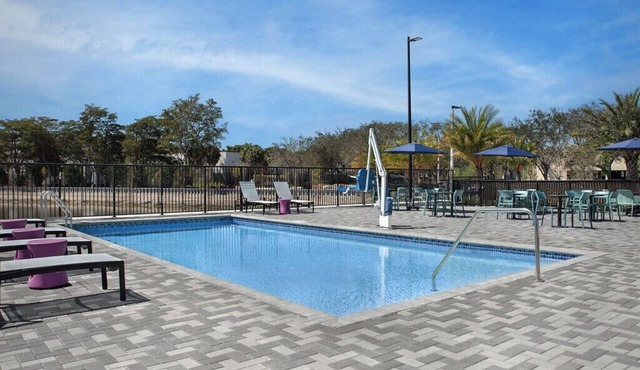 2 Spacious Studio Suites w/Kitchenette l Outdoor Pool & Free Breakfast in Davie