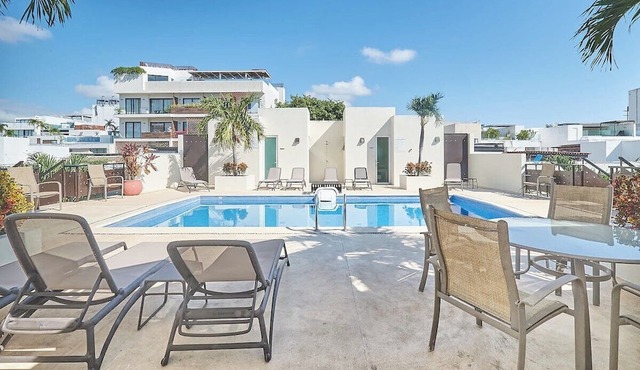2BR condo - pool, BBQ & beach steps away