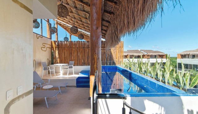 2BR Penthouse | Terrace & Plunge Pool | Casago