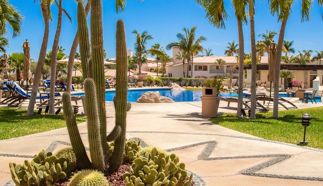 3BR Beachfront Ocean View Condo with Resort Pools, Hot Tubs & Beach Access in San José del Cabo