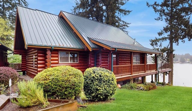 3BR lakefront home with game room and kayaks in Olympia