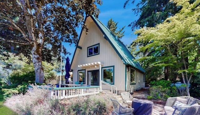 3BR waterfront home with gas grill and deck in Lacey