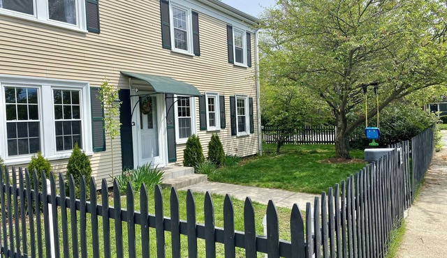 4-bdrm apt, quite, peaceful neighborhood. in Cranston
