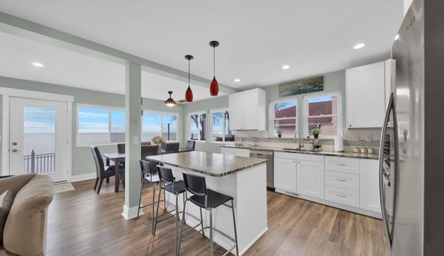 4BR Beachfront, Stunning Views! in Worth Township