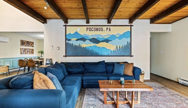 4BR-Cozy Cabin | Hot Tub, Fire Pit & Game Room in East Stroudsburg