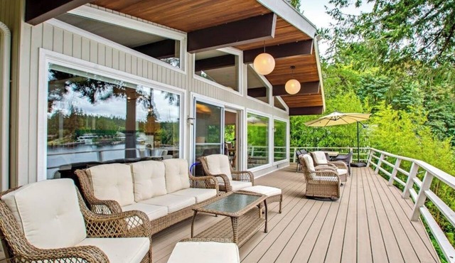 4BR Lakefront | Dock | Fireplace | Balcony in Olympia