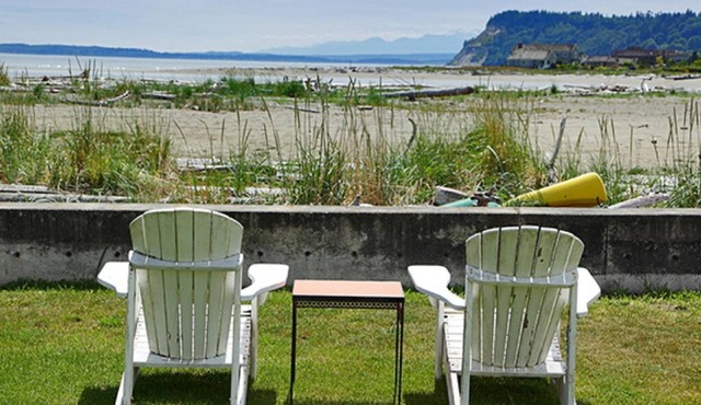 5 Bedroom Beachfront Home on Whidbey Island - 10 m. from Ferry in Clinton