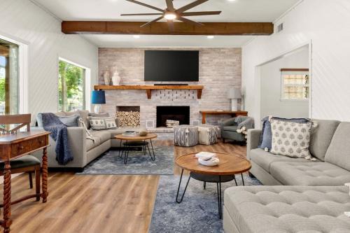 5BR 3.5BA Waterfront Boat, Dock and Kayaks, Lake McQueeney by Austin Vacay in McQueeney