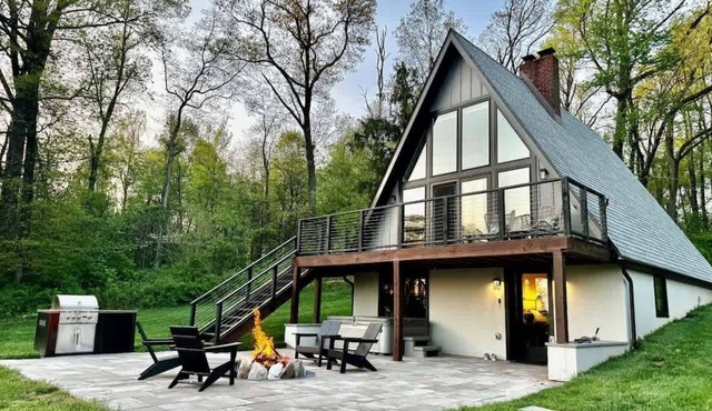 A-Frame Chalet: Fireplace, Hot Tub & Mountain Views in Birdsboro