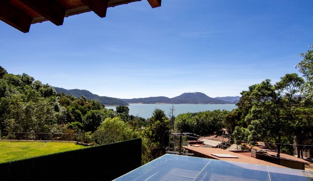 Above Villa Caparin I Views I XL Hot Tub I Outdoor Living I Heart of Town in Valle de Bravo_