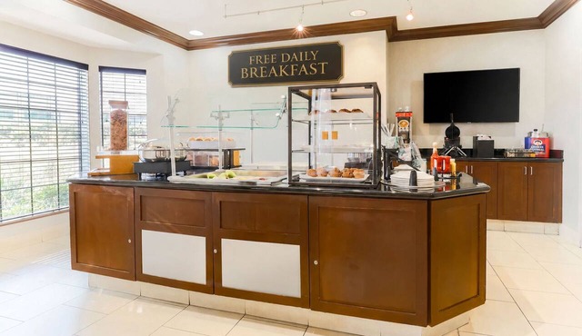 Accessible 1BR Suite w/Daily Hot Breakfast & Pool in Reno