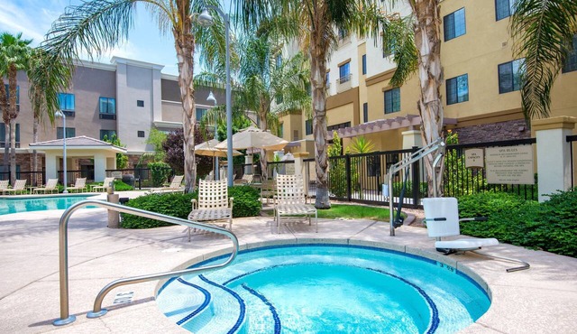 Accessible 2BR Suite w/Heated Pool + Free Bfast in Glendale