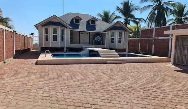 Amazing Beach House with cool AC in Playa Chuquiapan