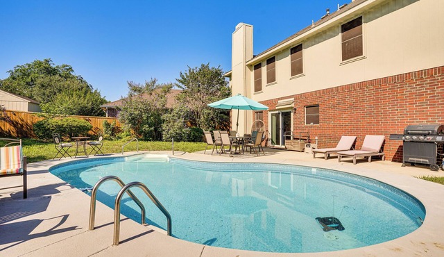 Arlington Home: Pool Oasis Near AT&T Stadium in Grand Prairie