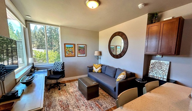 Awesome location/place: River trail, Old Mill District, easy drive to the Mt. in Bend