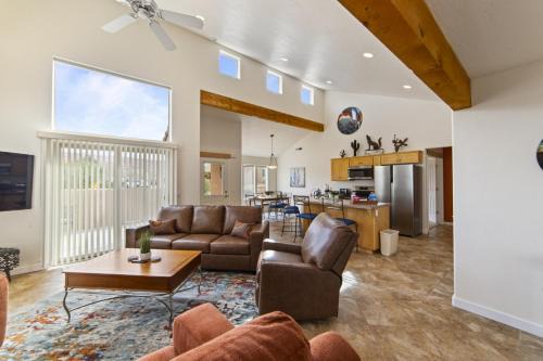 B1- Hidden Valley Villa - Large Patio - Pool and Hot Tub in Moab