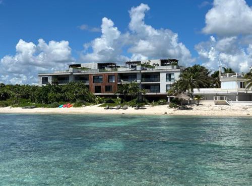 Beachfront 3BR Condo with Private Rooftop and lounge pool, Tankah Bay in Tulum