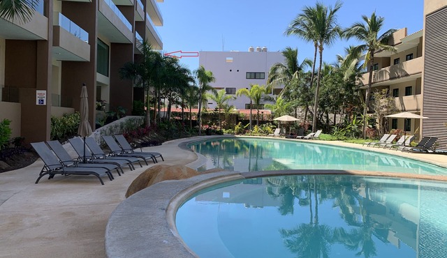 Beachfront Condo 3 Bedrooms 3 Bathrooms with Heated Pool and steps to Town in San Francisco