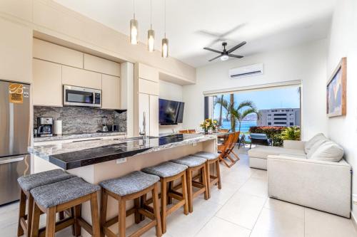 Beachfront luxury Condo w Pool in Cabo Bello