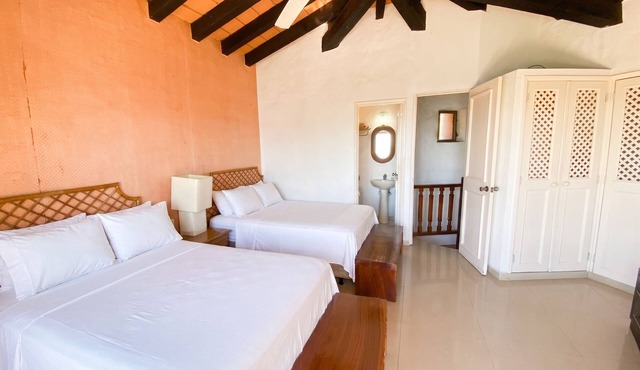 Beachfront Paradise, 5-bdr, 3-bath, Resort Access in Puerto Vallarta