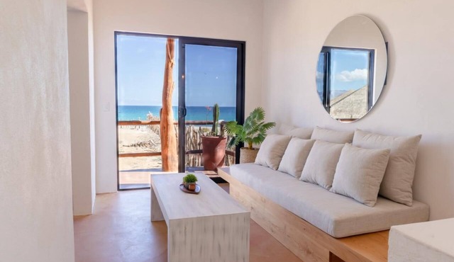 Beachfront Upstairs Cabin at Rasta Beach with Stunning Ocean Views, Palizada Del Mar in El Sargento